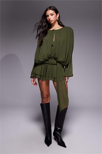 Мини-платье из шифона с драпировкой, рукавами-баллонами и завязкой на талии, цвет хаки артикул 153249110