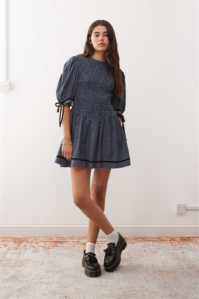 Мини-платье с сборчатым лифом и бархатной отделкой артикул 147379682