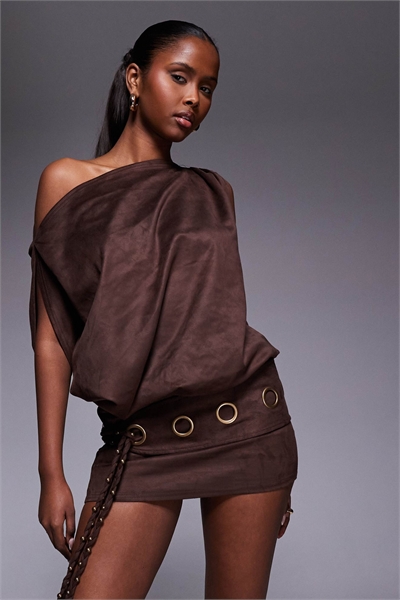 Мини-платье из искусственной замши с открытыми плечами, отложным верхом и ремешком с проушинами артикул 154115712