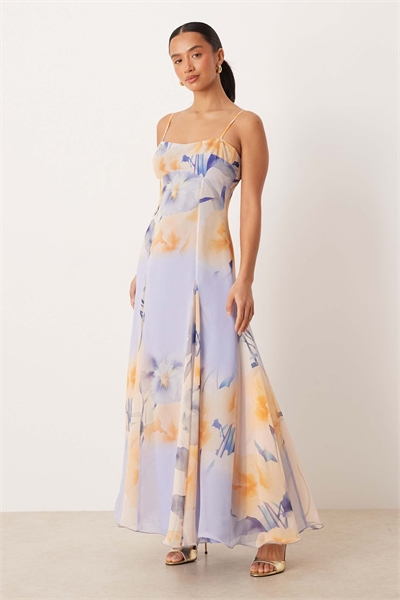 ASOS DESIGN Petite шифоновое макси-платье на бретелях с глубокими клиньями, с оранжевым и фиолетовым цветочным принтом артикул 152317480