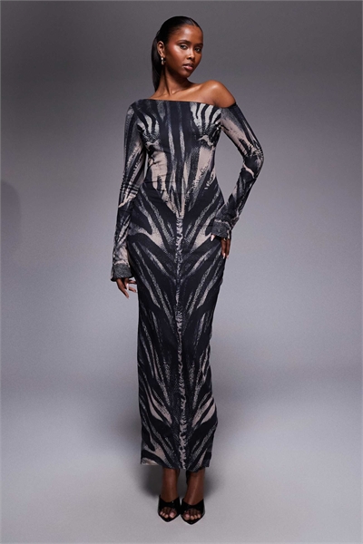 Макси-платье премиум-класса из скульптурной сетки с асимметричным вырезом на плече и расклешенными рукавами артикул 154115708