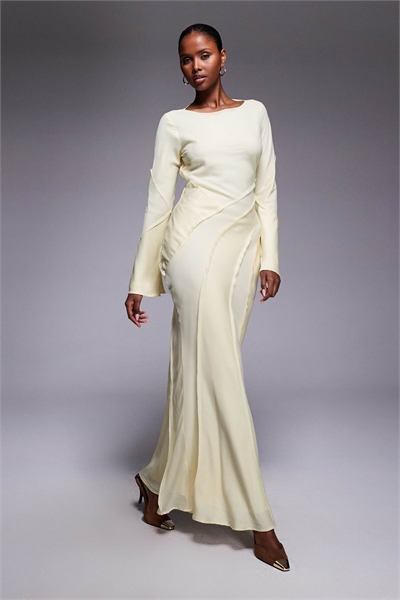 Макси-платье из атласа с V-образным вырезом и длинными рукавами, украшенное вставкой с необработанным краем артикул 152930760