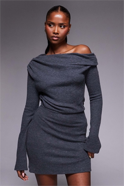 Пушистое мини-платье с опущенными плечами артикул 152865317