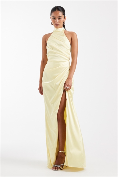 Макси-платье для подружки невесты из атласа с завязками на шее и плиссированными деталями артикул 153113229