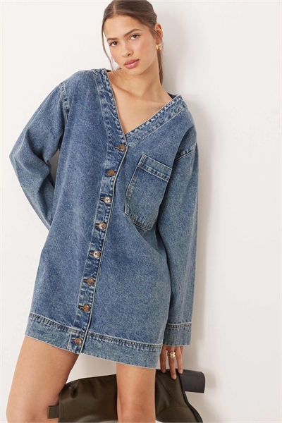 Платье-рубашка из денима прямого кроя с V-образным вырезом и карманом артикул 149551111