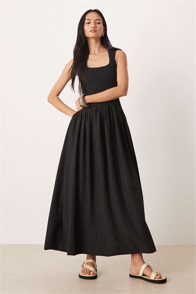 Макси-сарафан с волнистым вырезом и сборками на талии артикул 151966745