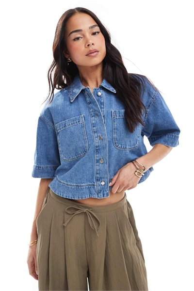 Короткая джинсовая рубашка прямого кроя средней интенсивности синего цвета артикул 141642180