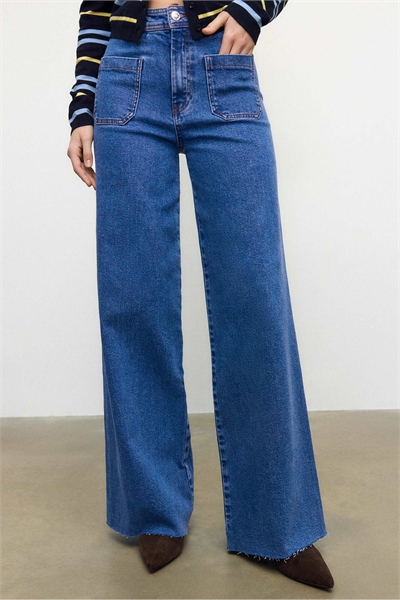 Джинсы прямого кроя с карманами из джинсовой ткани средне-синего цвета артикул 155468349