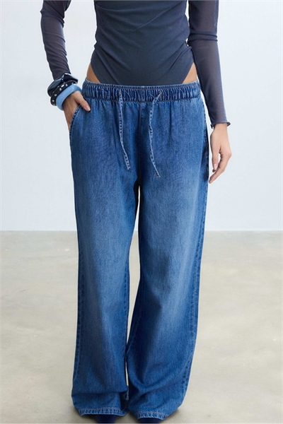 Свободные джинсовые брюки со шнурком из джинсовой ткани средне-синего цвета артикул 156166596