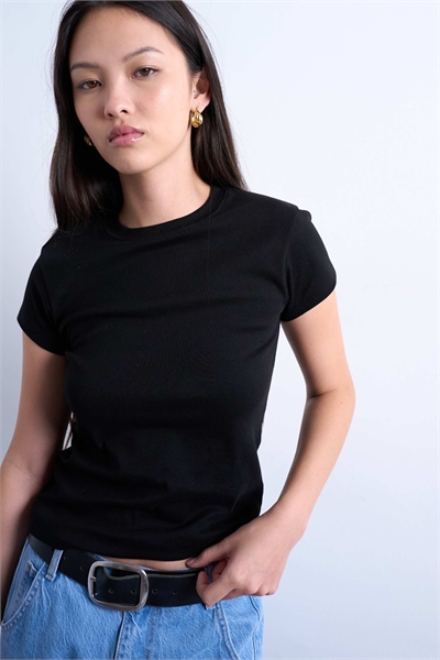 Повседневная футболка черного цвета артикул 150000799