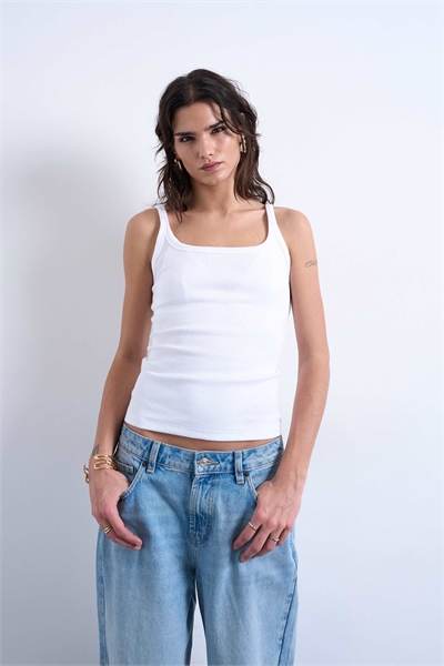 Белый жилет с тонкими бретелями и ребристой отделкой артикул 149636740