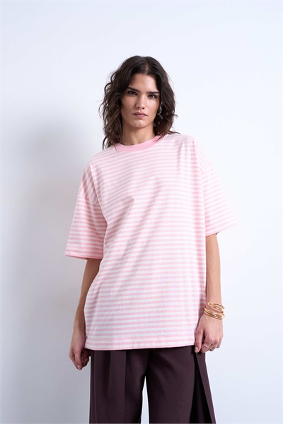 Розовая футболка Stripe с заниженными плечами и широким кроем артикул 150560602