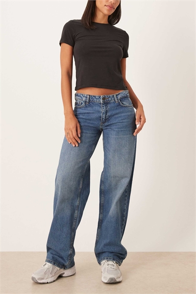 Джинсы с низкой талией и прямыми брючинами, средне-синего цвета артикул 150325874
