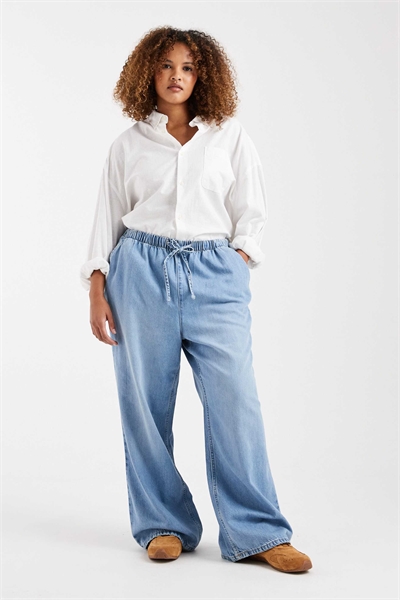 Джинсы New Look Curve с широкими брючинами светло-голубого цвета артикул 152473010