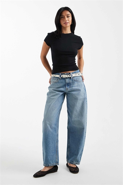 ASOS DESIGN Коллекция Circular Design Джинсы Petite slim barrel светлого цвета со средней степенью выцветания артикул 154138619