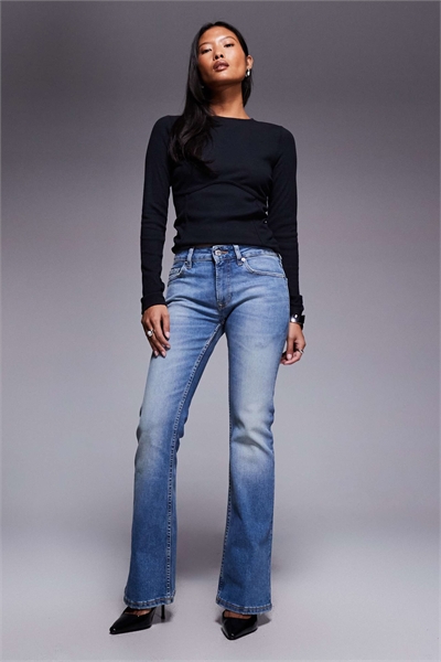 ASOS DESIGN Джинсы-клин с расклешенными штанинами и средней отбелкой артикул 148711035