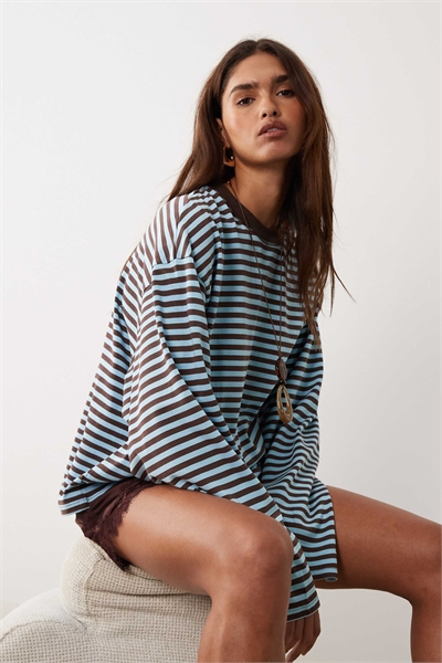 Хлопковая смесовая футболка с длинным рукавом, круглым вырезом и прямоугольным силуэтом, с синими и коричневыми полосками артикул 146140086