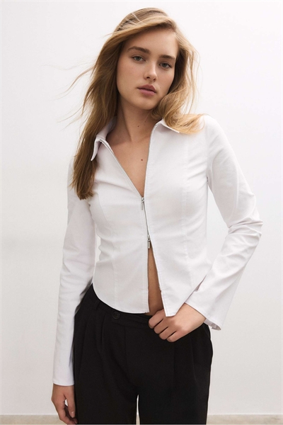 Приталенная рубашка из бенгалина с двойной застежкой-молнией, белого цвета артикул 155807338