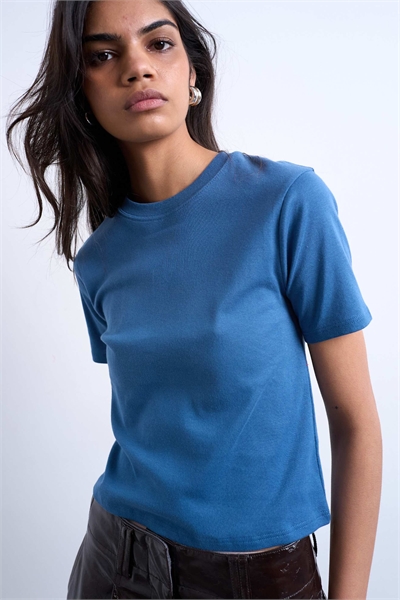 Укороченная повседневная футболка синего цвета артикул 149998735