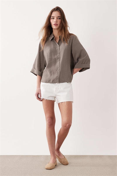 Рубашка с короткими рукавами и прямого кроя из купро в светло-коричневом цвете артикул 154746609