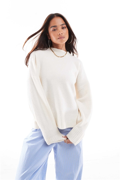 Мягкий джемпер с круглым вырезом кремового цвета артикул 136855929