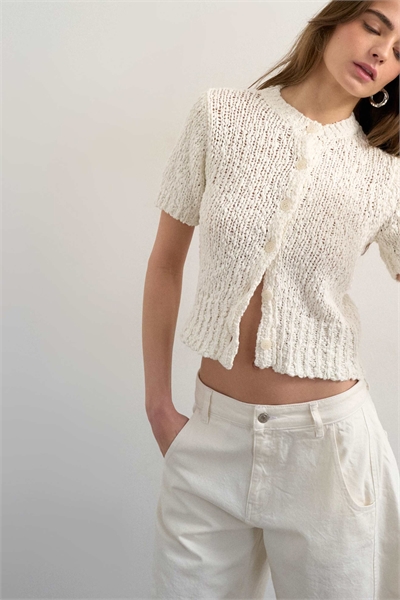 Вязаный текстурированный кардиган с короткими рукавами цвета слоновой кости артикул 149624943