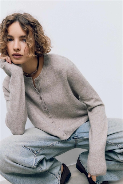 Мягкий трикотажный кардиган с пуговицами цвета камня артикул 152397630