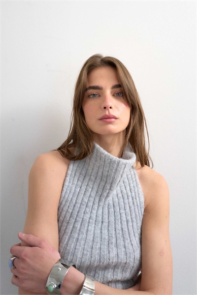 Вязаный топ с драпированным вырезом и открытой спиной, серый артикул 154972773