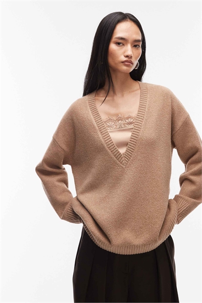 Свитерок с глубоким V-образным вырезом и кружевом артикул 151418123