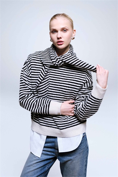 Свитер из полосатой трикотажной ткани с шарфом артикул 154862174