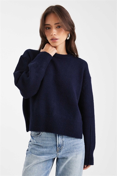 Свободный свитер с круглым вырезом и разрезами по бокам артикул 152473250