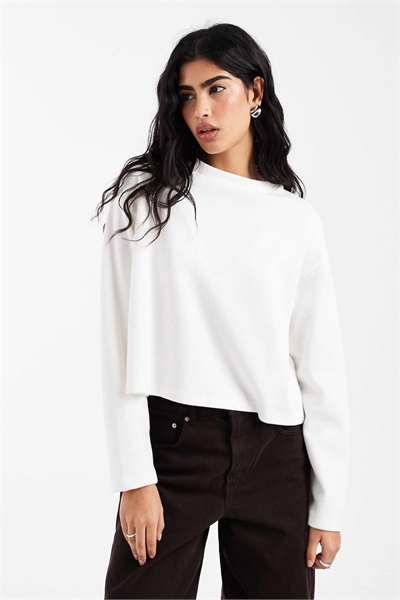 Мягкая укороченная футболка прямого кроя с длинными рукавами артикул 153528309