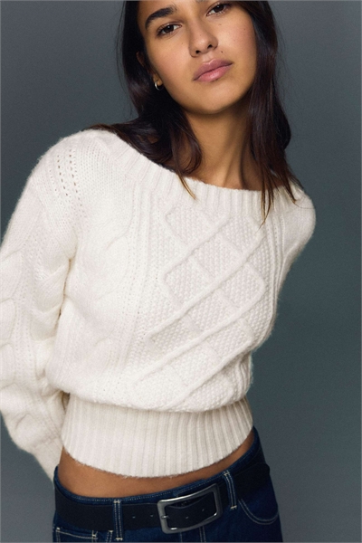 Свитер с плетеным узором и лодочным вырезом артикул 154975830