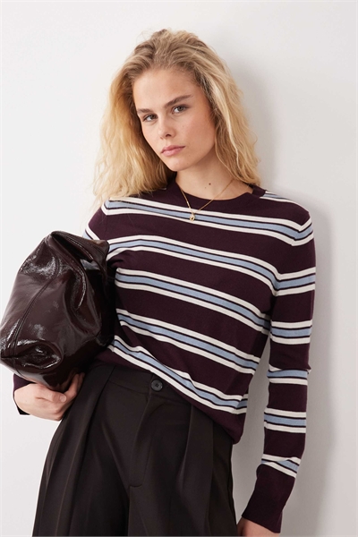 Легкий вязаный свитер артикул 155593815