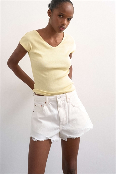 Джинсовые шорты А-силуэта с разрывом белого цвета артикул 150987262