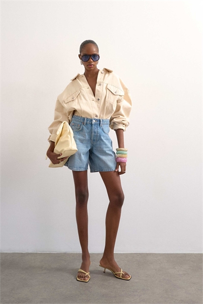 Джинсовые шорты с отбеливанием артикул 149616112