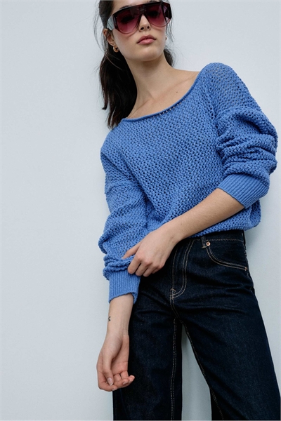 Свитер из сетчатой вязки с лодочным вырезом артикул 156250937