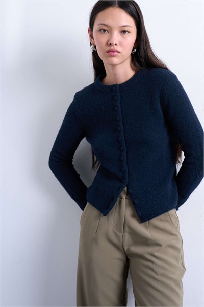 Вязаный кардиган с покрытыми пуговицами темно-синего цвета артикул 149033014