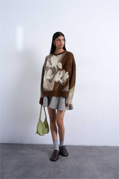 Вязаный джемпер с размытым цветочным узором в нейтральных тонах артикул 153116386