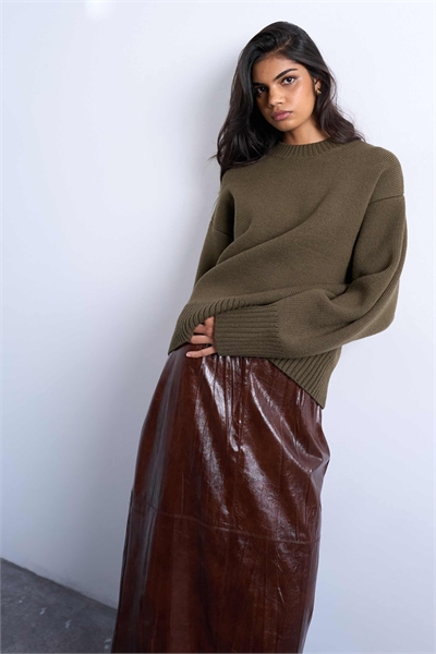 Вязаный толстый свитер с круглым вырезом, выполненный всеми спицами, цвета хаки артикул 149033009