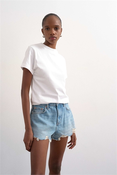 Джинсовые шорты А-силуэта с потертостями от отбеливателя артикул 149924110