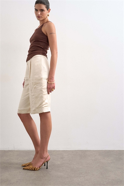 Атласные укороченные шорты карго цвета экрю артикул 150554949