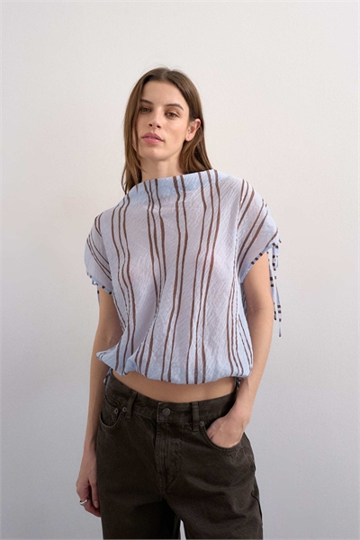 Топ с драпированным высоким воротником и завязкой в синюю полоску артикул 149625212