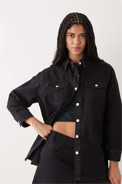 Длиннорукавая легкая джинсовая рубашка черного цвета артикул 150564597