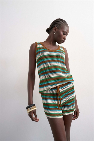 Вязаные шорты с многоцветными полосками синего и коричневого цветов артикул 154119611