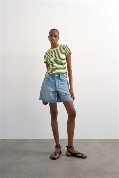 Джинсовые шорты с рваными деталями и отбеливанием артикул 150556745