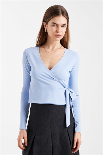 Топ с длинными рукавами и запахом светло-голубого цвета артикул 155708181