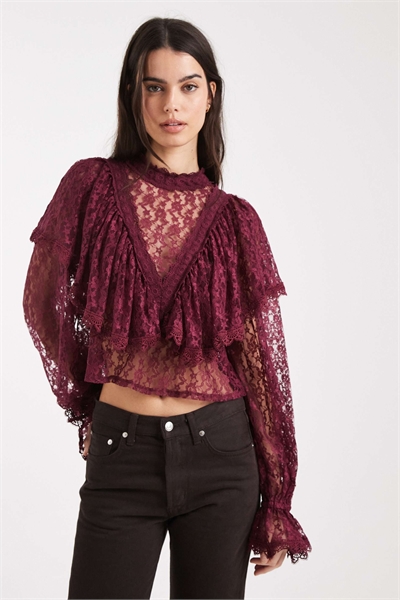 Блузка с кружевными оборками бордового цвета артикул 150268279