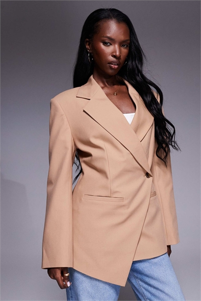 Блейзер с зауженной талией и асимметричным подолом артикул 148607178