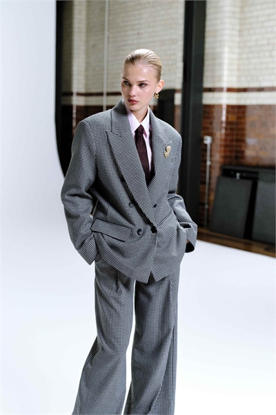 Блейзер с зауженными плечами и двойной застежкой артикул 154267607